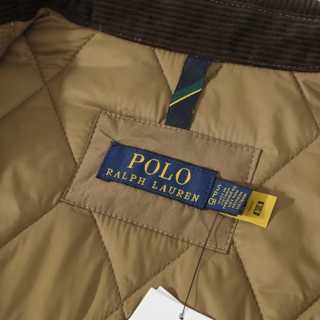 P370 #R50 Ralph Lauren/Ralph Lauren classic old money style workwear rhombus retro cotton jacket. Inspired by retro workwear, it reshapes the contemporary British style. Imported machine-pressed diamond quilting technology, every quilting line is accurately aligned, and the details are full of ingenuity; three-dimensional tailoring creates a neat H-shaped silhouette, and it can still remain light and straight when worn in multiple layers in autumn and winter. Customized metal buttons, low-key embellished textured corduroy lapel design, full of retro atmosphere, 37.5° temperature control black technology, breathable and moisture-proof, locks in temperature and sweat, waterproof and snow-proof fabric, no fear of bad weather, anti-run cotton patented technology, warm and soft, long-wearing without deformation, five high-end colors: navy | khaki | black | green | brown, easily suitable for commuting, leisure, and travel. Wearing one piece gives off a calm temperament of "old money style", and you can have both style and warmth in low-temperature weather.  Color: Navy blue, black, khaki, military green, brown Size: S M L